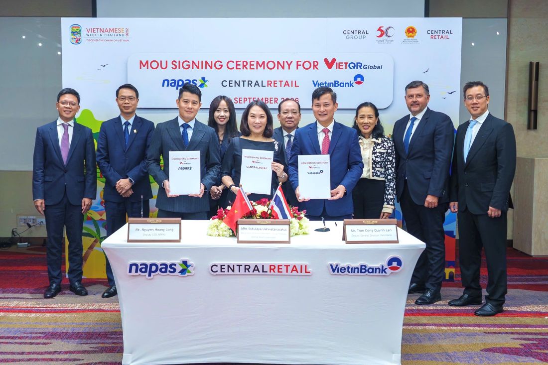 Representantes de NAPAS, Central Retail Corporation (Tailandia) y VietinBank en la ceremonia de firma del Memorando de Entendimiento de cooperación en Bangkok. Foto: VietinBank