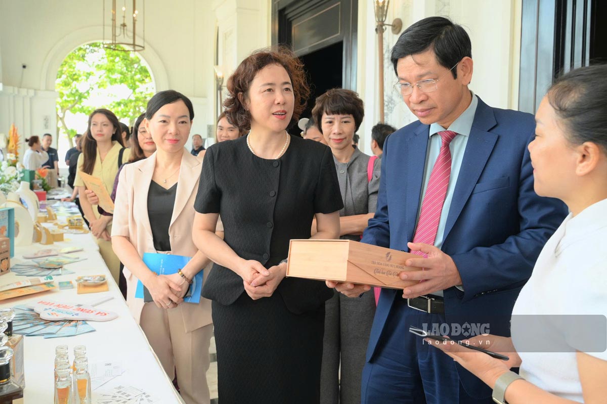 호안퐁 문화체육관광부 차관이 지역 제품 부스를 방문하고 있습니다. 사진: 도안흥