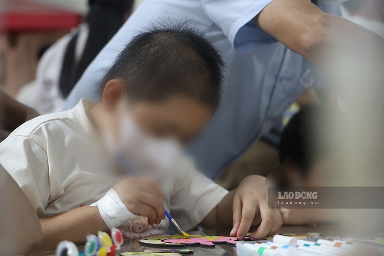 Bé Kim Phương đang tô màu cho đèn lồng Trung thu của mình. Ảnh: Dương Anh