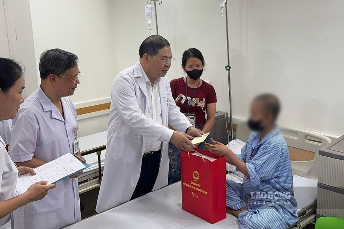 Phó Thủ tướng Thường trực Phạm Gia Túc đã tới thăm và trao quà Trung thu của Tổng Bí thư, Chủ tịch nước Tô Lâm tặng các bệnh nhi đang điều trị tại Viện Huyết học - Truyền máu Trung ương. Ảnh: Châu Anh