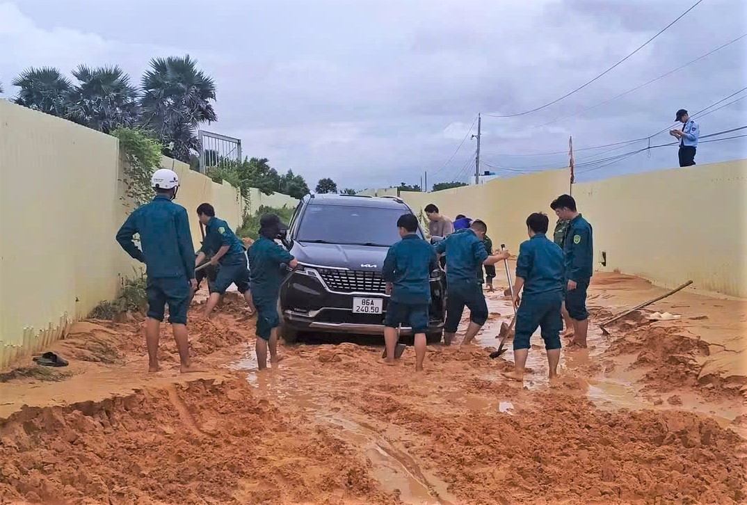 Heavy rain in Ho Chi Minh City, business fences broken, mud and soil ...