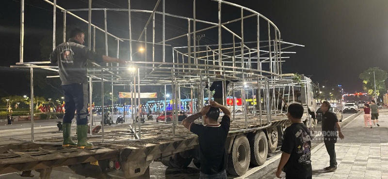 Công tác lắp đặt, hoàn thiện các hạng mục được khẩn trương thực hiện trước đêm hội. Ảnh: Trọng Lộc