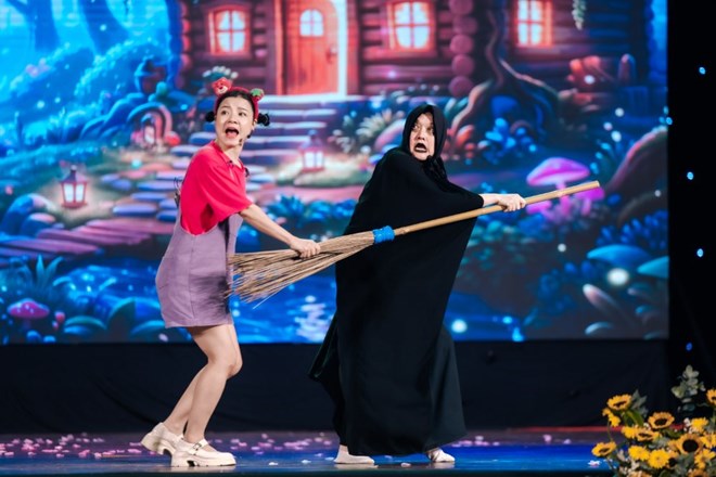 Vân Dung hóa phù thủy, NSND Thanh Ngoan hát chèo ở đêm nghệ thuật