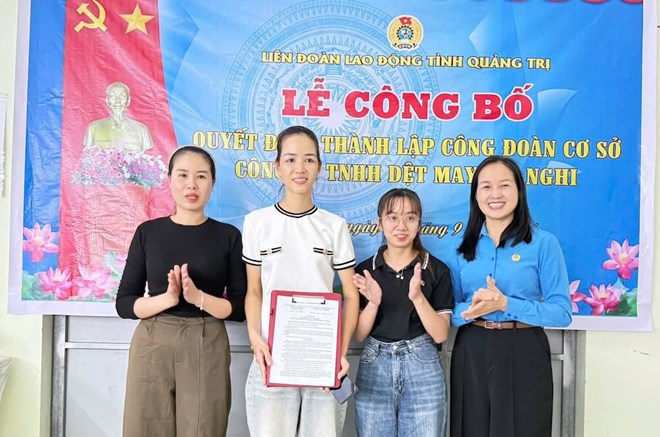 Ngày 24.9, Liên đoàn Lao Động tỉnh Quảng Trị trao quyết định thành lập Công đoàn cơ sở Công ty TNHH Dệt may Gia Nghi. Ảnh: LĐLĐ Quảng Trị