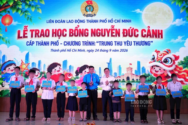 Trao học bổng cho các em học sinh ở khu vực phía Đông TPHCM tối 24.9. Ảnh: Thành An