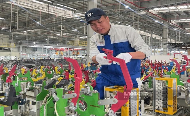 Anh Bùi Văn Thịnh - công nhân làm việc tại xưởng hàn của Công ty CP sản xuất ôtô Hyundai Thành Công Việt Nam - say mê với việc tìm tòi, đưa ra những sáng kiến, cải tiến kỹ thuật làm lợi cho công ty. Ảnh: Nguyễn Trường