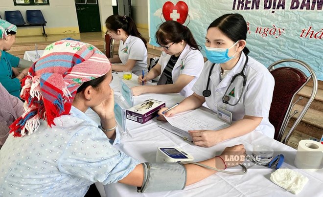 Công đoàn phối hợp với Ban Giám đốc Bệnh viện Y học cổ truyền tỉnh Lào Cai tổ chức chương trình khám sàng lọc và tư vấn chăm sóc sức khỏe miễn phí cho người dân vùng cao. Ảnh: Kim Tuyến