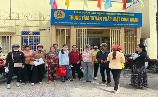 Trung tâm tư vấn pháp luật Công đoàn (LĐLĐ TP Đồng Nai) hỗ trợ người lao động Công ty TNHH Sản xuất May mặc Sản phẩm Xanh đòi quyền lợi về lương, bảo hiểm. Ảnh: Hà Anh Chiến