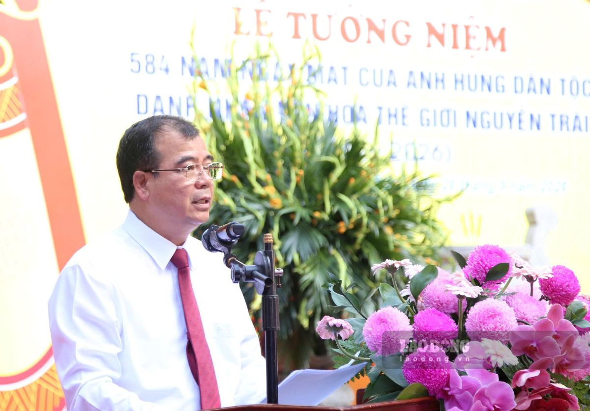 Ông Nguyễn Minh Hùng, Phó Chủ tịch UBND thành phố, Trưởng Ban Tổ chức Lễ hội Côn Sơn, Kiếp Bạc - mùa Thu năm 2026 dọc diễn văn tưởng niệm. Ảnh: Vũ Duyên
