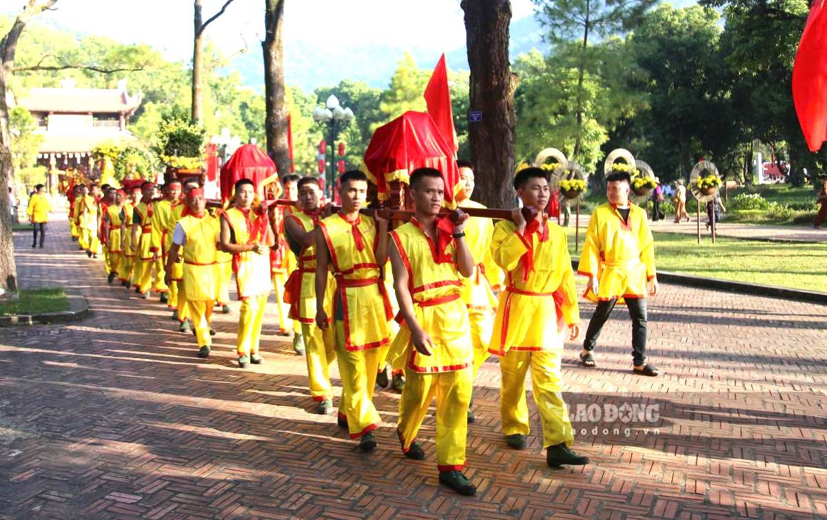 Lễ rước văn, rước bộ từ chùa Côn Sơn về đền Nguyễn Trãi. Ảnh: Vũ Duyên