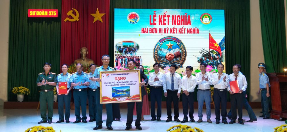 Sư đoàn Phòng không 375 kết nghĩa, đồng hành cùng học sinh vùng cao Đà Nẵng
