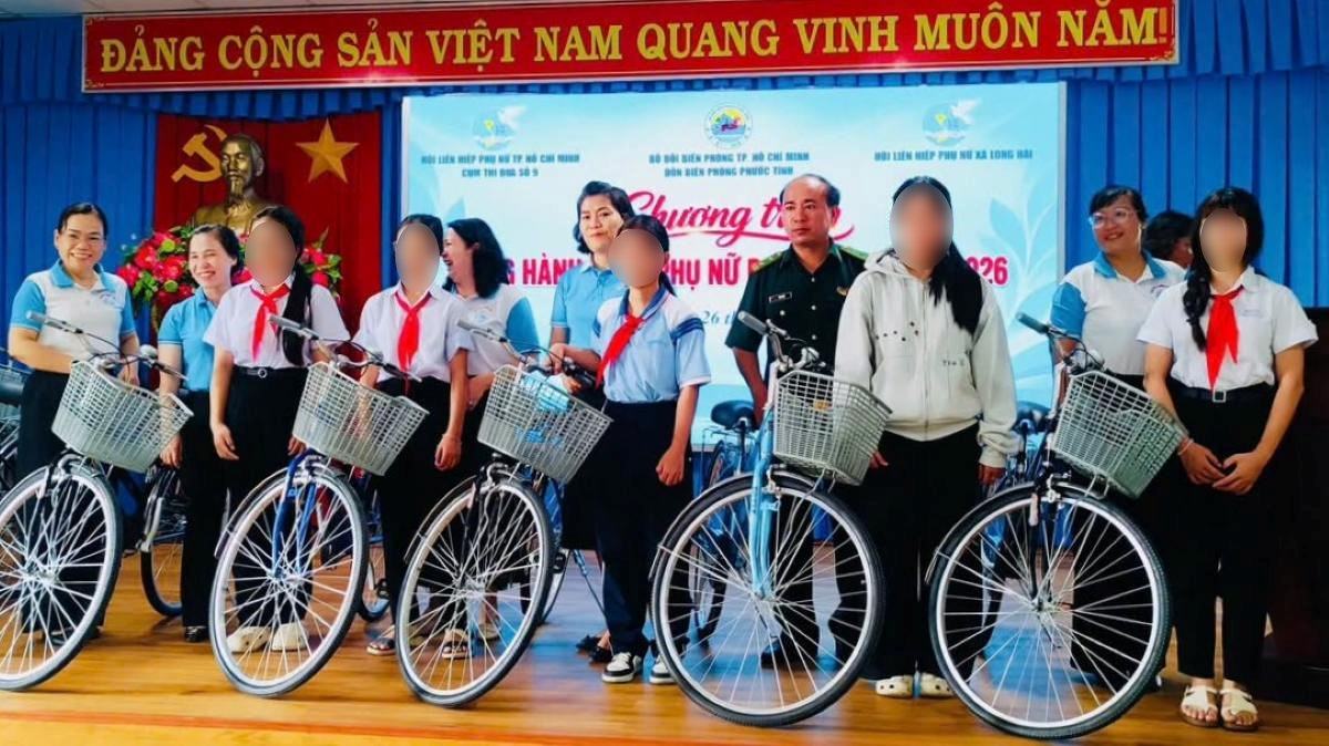 Hơn 100 triệu đồng hỗ trợ phụ nữ và trẻ em khó khăn vùng biên giới biển