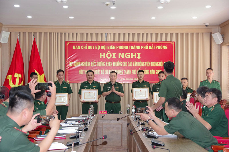 Bộ đội biên phòng Hải Phòng biểu dương vận động viên đạt thành tích cao