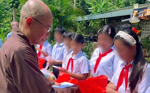 Trao 100 phần quà hỗ trợ các hoàn cảnh khó khăn xã Bình Giã