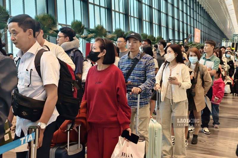Người dân và khách du lịch di chuyển đông đúc tại sân bay Tân Sơn Nhất hồi tháng 2.2026. Ảnh: Anh Tú