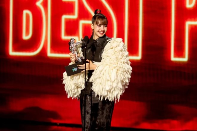 Lisa (Blackpink) vượt Taylor Swift giành giải "Best Pop" tại VMA 2026