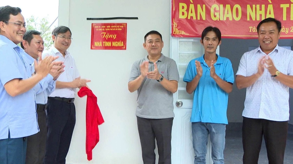Trao nhà tình nghĩa cho gia đình chính sách có hoàn cảnh khó khăn