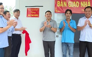Trao nhà tình nghĩa cho gia đình chính sách có hoàn cảnh khó khăn