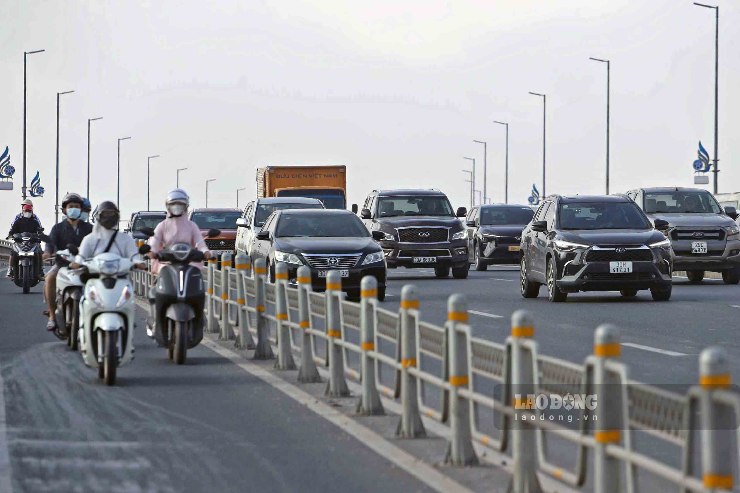 Trước đó ngày 24.9, Sở Xây dựng Hà Nội đã lắp đặt biển chỉ dẫn khoảng cách an toàn trên cầu. Tuy nhiên, đến ngày 27.9, Sở đã tạm thu hồi biển chỉ dẫn trên. Theo lãnh đạo Sở Xây dựng Hà Nội, việc tạm thu hồi biển nhằm tiếp tục tuyên truyền cho người tham gia giao thông bởi người dân đang sợ bị xử phạt.