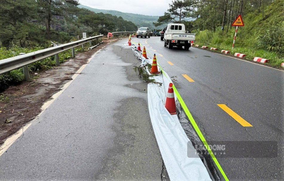 Vết nứt hơn 50m xuất hiện trên đèo Prenn hôm 23.9. Ảnh: Phúc Khánh