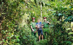 Công an xã vào rừng tiếp nhận 2 khẩu súng người dân tự nguyện giao nộp