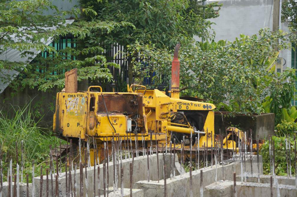 Vật liệu xây dựng ngổn ngang. Ảnh: Tạ Quang (ảnh chụp ngày 25.9)