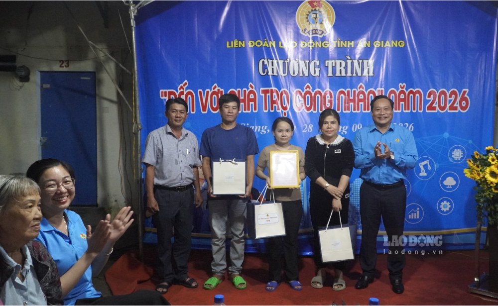 Trao Quyết định Thành lập mô hình Tổ tự quản Nhà trọ công nhân 99. Ảnh: Nguyên Anh