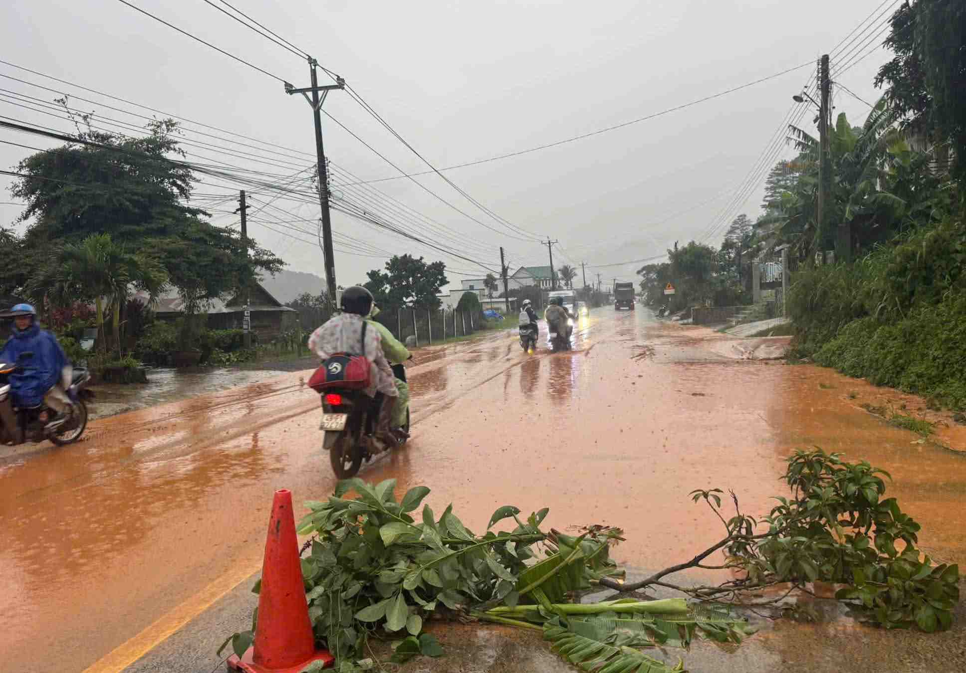Heavy rain in Ho Chi Minh City, business fences broken, mud and soil ...