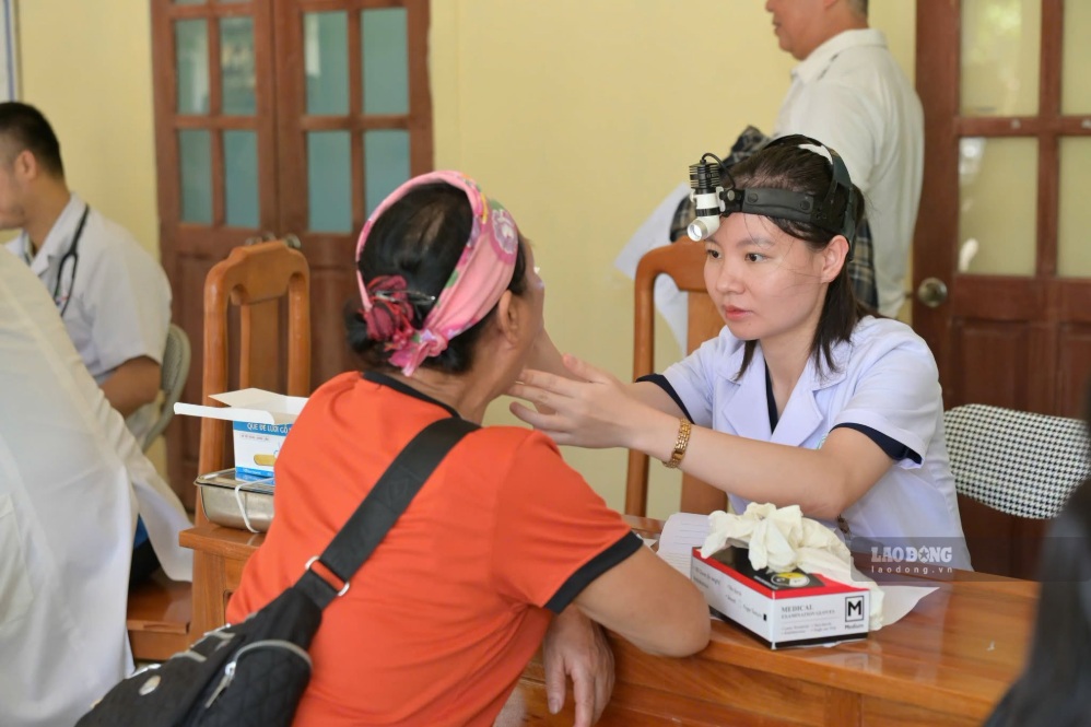 Hơn 600 người dân vùng biên Nghệ An được khám bệnh miễn phí