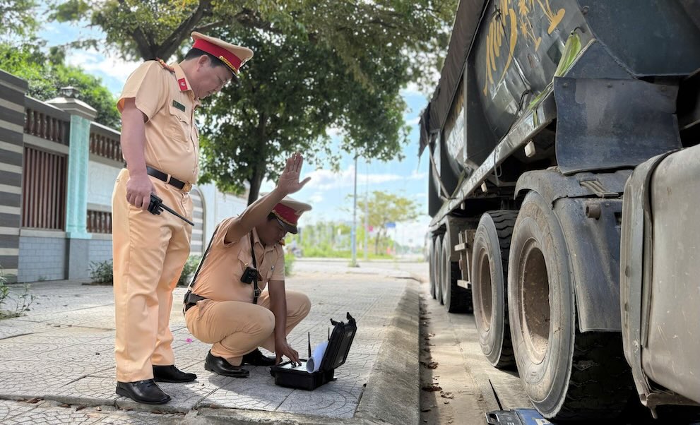 Hue City Traffic Police handle 15 cases of overloading violations