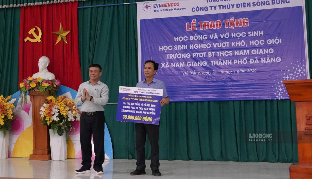 Trao học bổng cho học sinh vùng cao Đà Nẵng