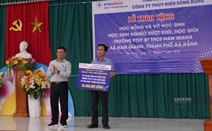 Trao học bổng cho học sinh vùng cao Đà Nẵng