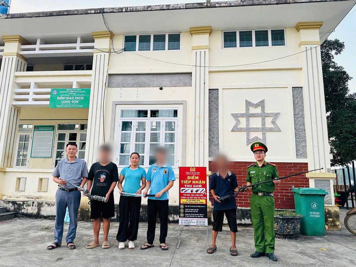 Tự giác giao nộp súng cồn, kiếm và bộ kích điện