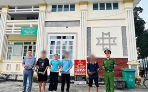 Tự giác giao nộp súng cồn, kiếm và bộ kích điện
