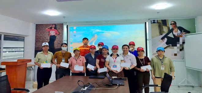 Đoàn viên, người lao động Công ty TTHH Giầy Akalia Việt Nam phấn khởi nhận quà khuyến học cho con em. Ảnh: Công đoàn Thanh Hóa