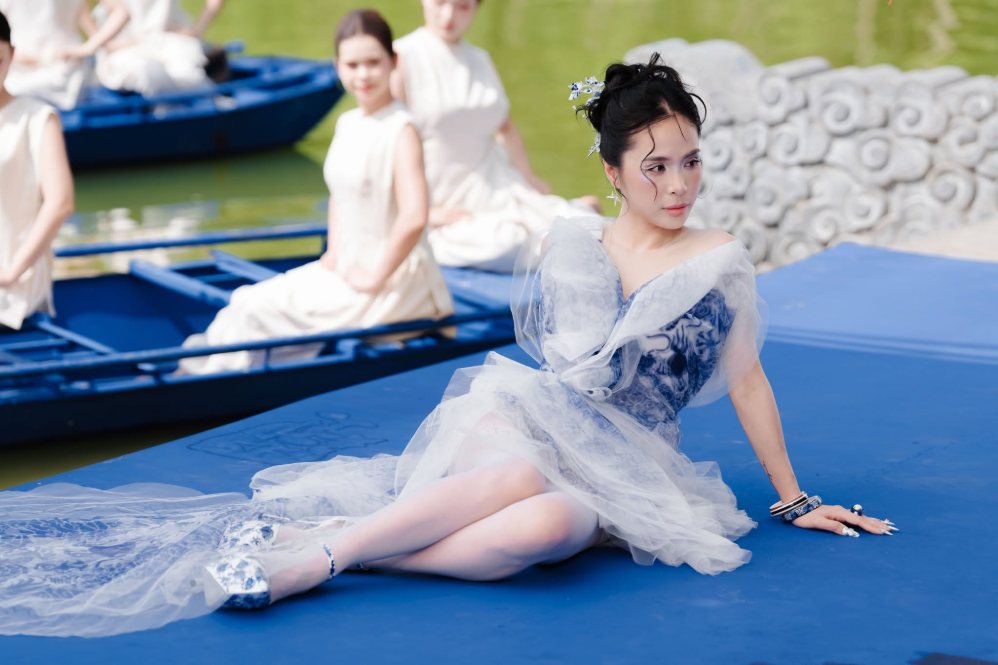 Mặc dù không tiết lộ con số cụ thể đầu tư cho MV “Lá ngọc cành vàng” nhưng nhiều khán giả vẫn ấn tượng vì sự chịu chi của ca nương Kiều Anh. Ảnh: Nhân vật cung cấp