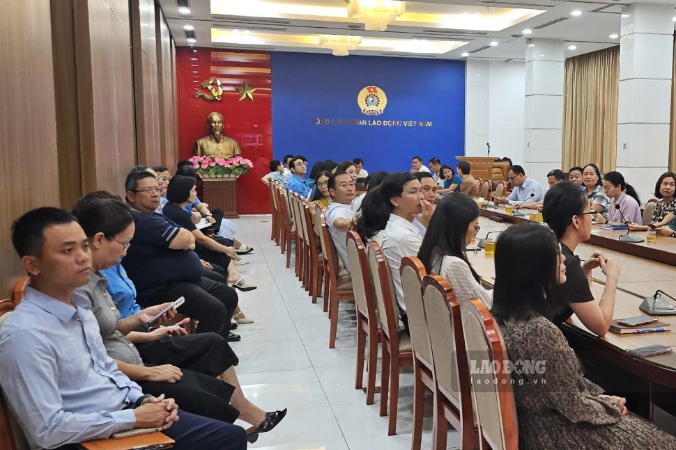 Các đại biểu dự Hội nghị theo hình thức trực tuyến tại điểm cầu Tổng Liên đoàn Lao động Việt Nam. Ảnh: Cẩm Hà