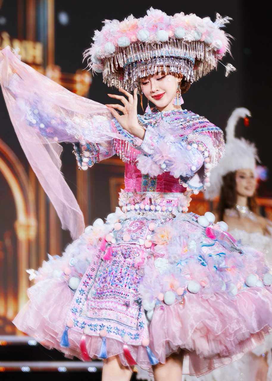 Hoa hậu Bảo Ngọc diện trang phục Tây Bắc trong phần Dances of the World. Ảnh: Sen Vàng.