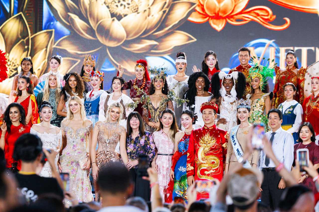 7 Miss Worlds reunite. Photo: Sen Vang.