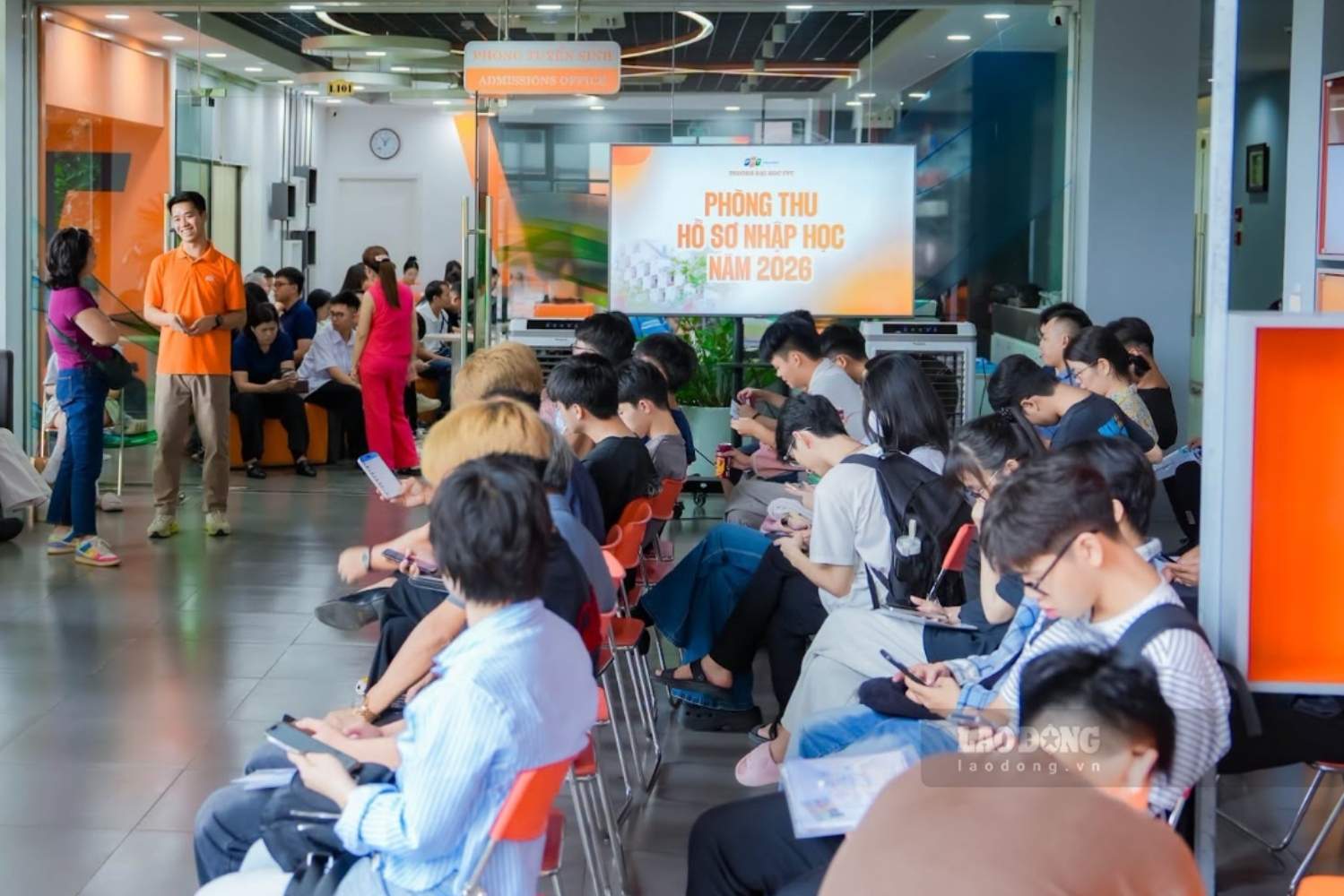 Entering the university environment, new students get acquainted with new learning experiences. Photo: Linh Dan