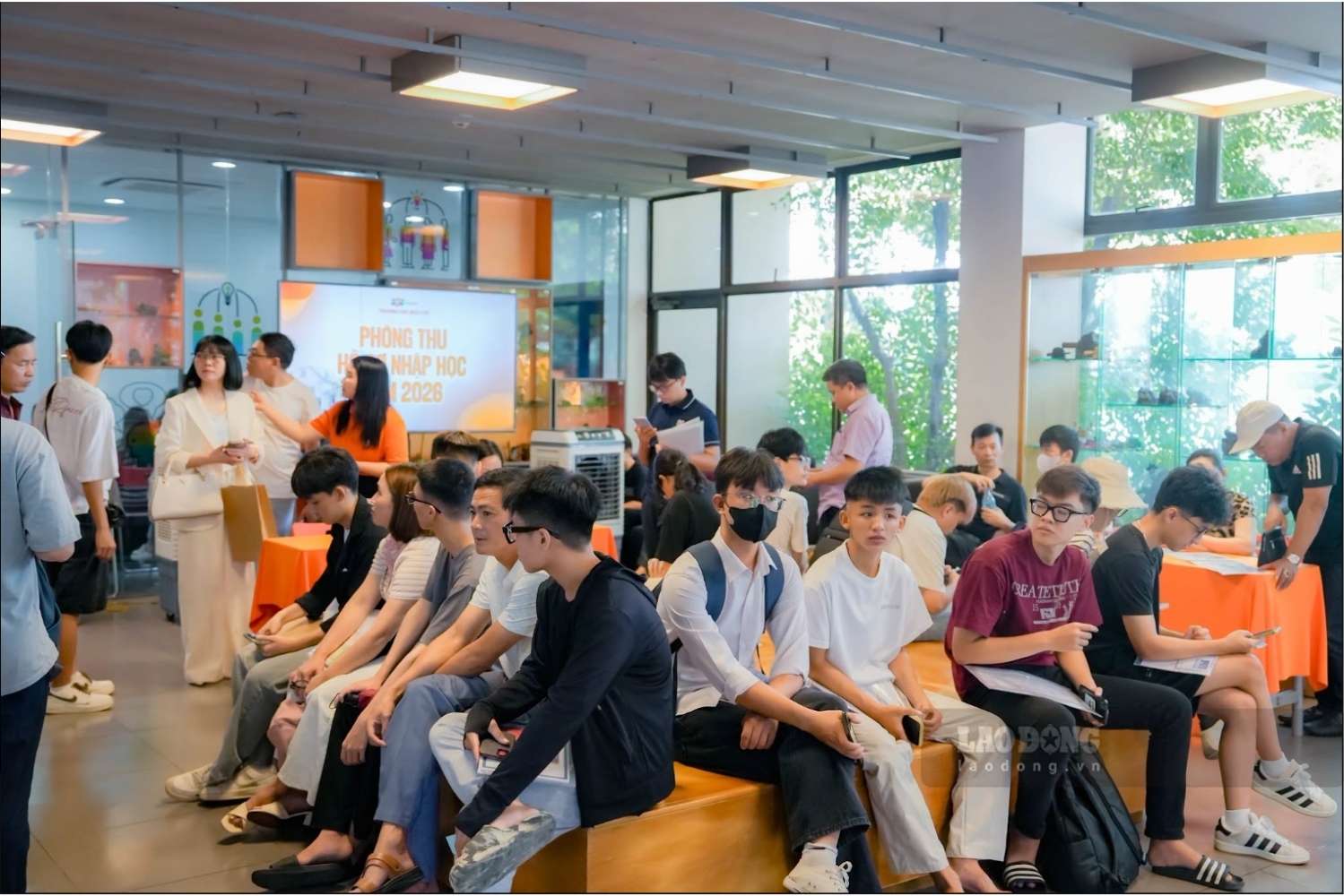 Tân sinh viên làm thủ tục nhập học tại một trường đại học ở Hà Nội. Ảnh: Mỹ Ngọc