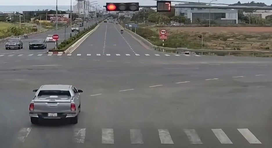 Lực lượng chức năng tỉnh Đắk Lắk đã xử lý nhiều trường hợp có hành vi vượt đèn đỏ trong dịp nghỉ lễ Quốc khánh 2.9. Ảnh: Công an