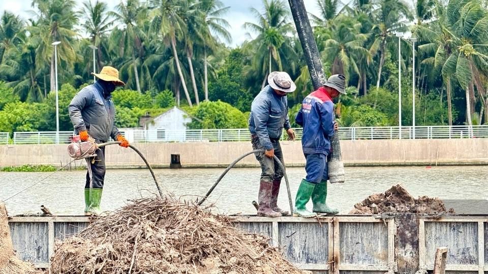 Công nhân lao động thi công các hạng mục tại dự án hạ tầng hồ chứa nước ngọt Láng Thé. Ảnh: Hoàng Lộc