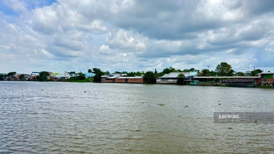 Some locations at the Lang The freshwater reservoir infrastructure project are still facing site clearance issues, affecting the synchronous construction organization. Photo: Hoang Loc