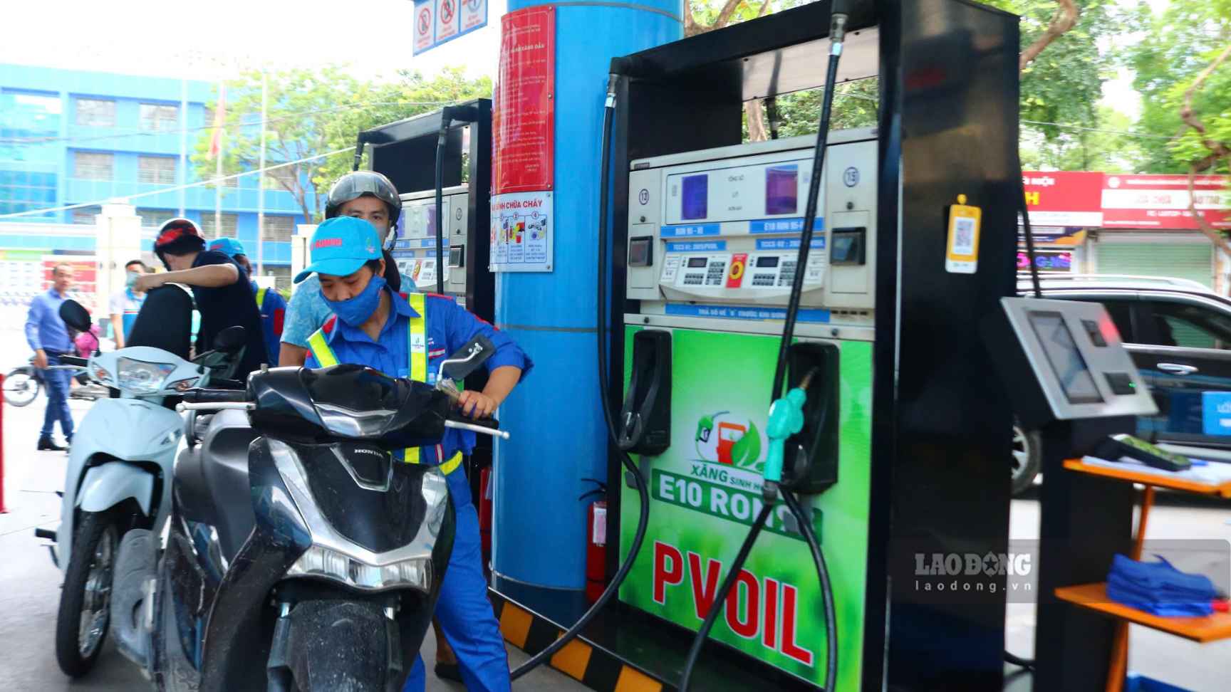 Retail gasoline and oil prices today, September 3rd, are applied according to the price adjustment on August 27th. Photo: Tuyet Lan