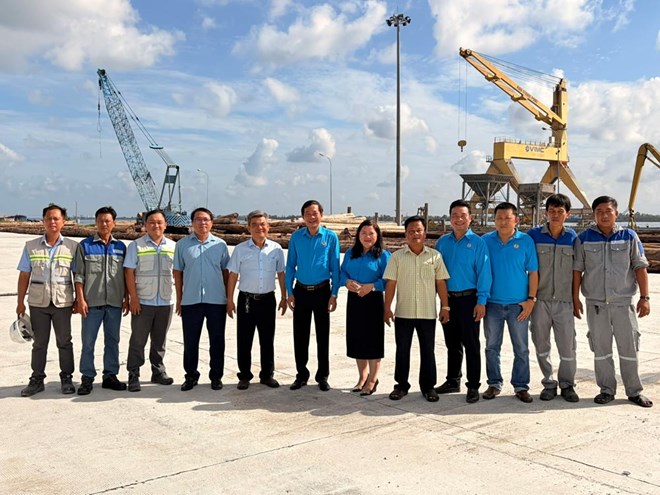 Mr. Mai Le Loi - Chairman of the Trade Union of Vietnam National Shipping Lines (sixth from the left) visits VIMC Hau Giang workers during Workers' Month 2026. Photo: Trade Union of Vietnam National Shipping Lines