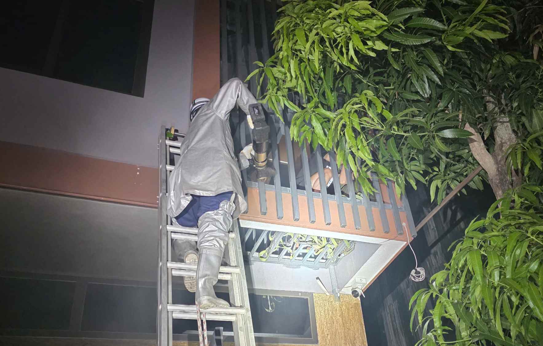 Police destroy tiger cages on the 2nd floor of the house. Photo: Hanoi Police