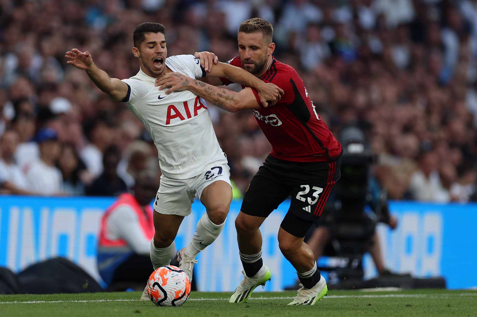 Luke Shaw thường xuyên phải nghỉ thi đấu vì chấn thương. Ảnh: AFP