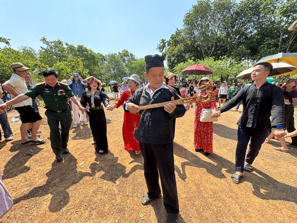 Không gian văn hóa của đồng bào người Thái (Sơn La) thu hút đông đảo du khách tới tham quan, trải nghiệm. Ảnh: BTC