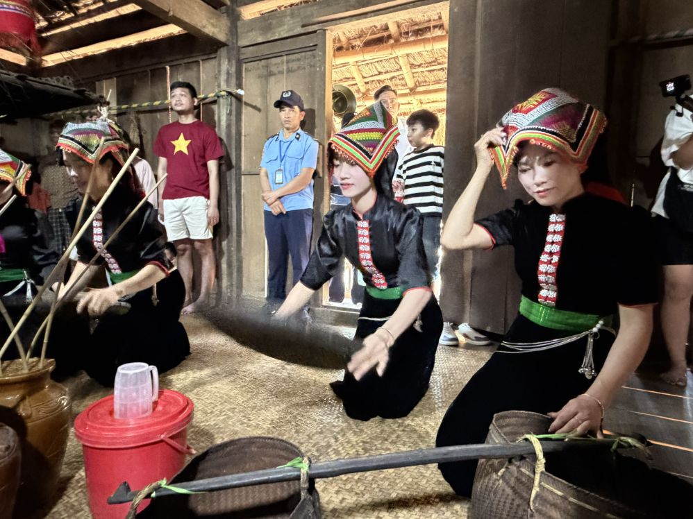 The new rice ceremony is an opportunity for the Thai people to express their gratitude to heaven and earth and ancestors. Photo: Minh Vu